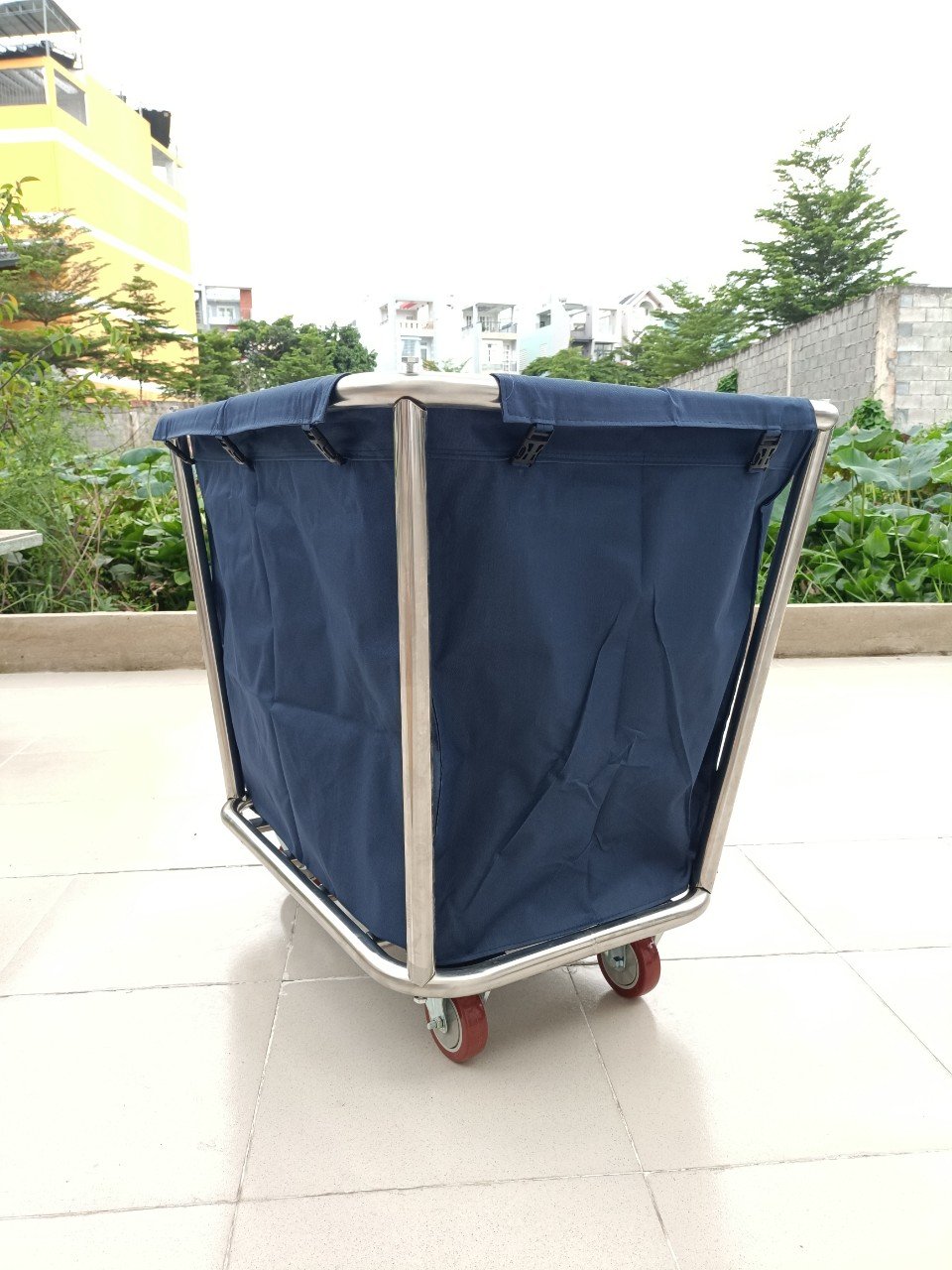 Xe chở đồ giặt là, xe chở đồ dơ cho khách sạn Vietbin E4c