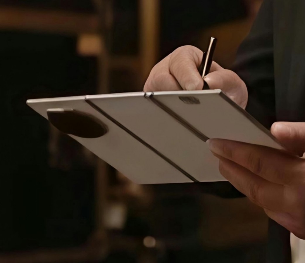 Cả thế giới còn đang loay hoay với điện thoại gập đôi thì Huawei đã chuẩn bị ra mắt bản nâng cấp của điện thoại gập ba Mate XT giá bán mate xts