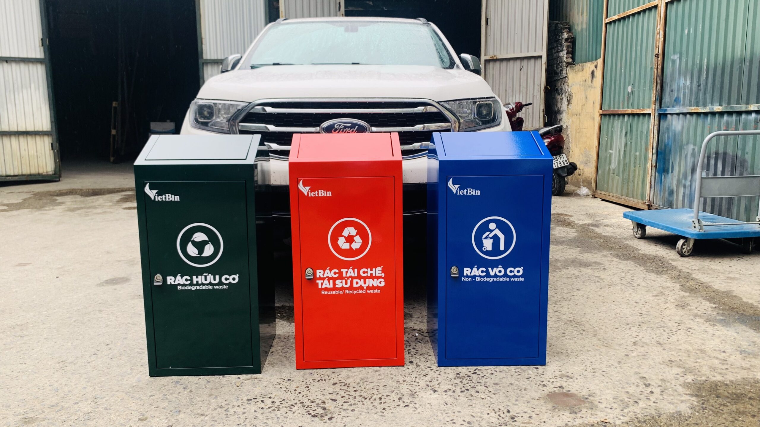 Vũ Lâm - Công ty sản xuất thùng rác 3 ngăn ngoài trời z3272006463365_7cf51d654c164cc0a441f5a02adbb76b